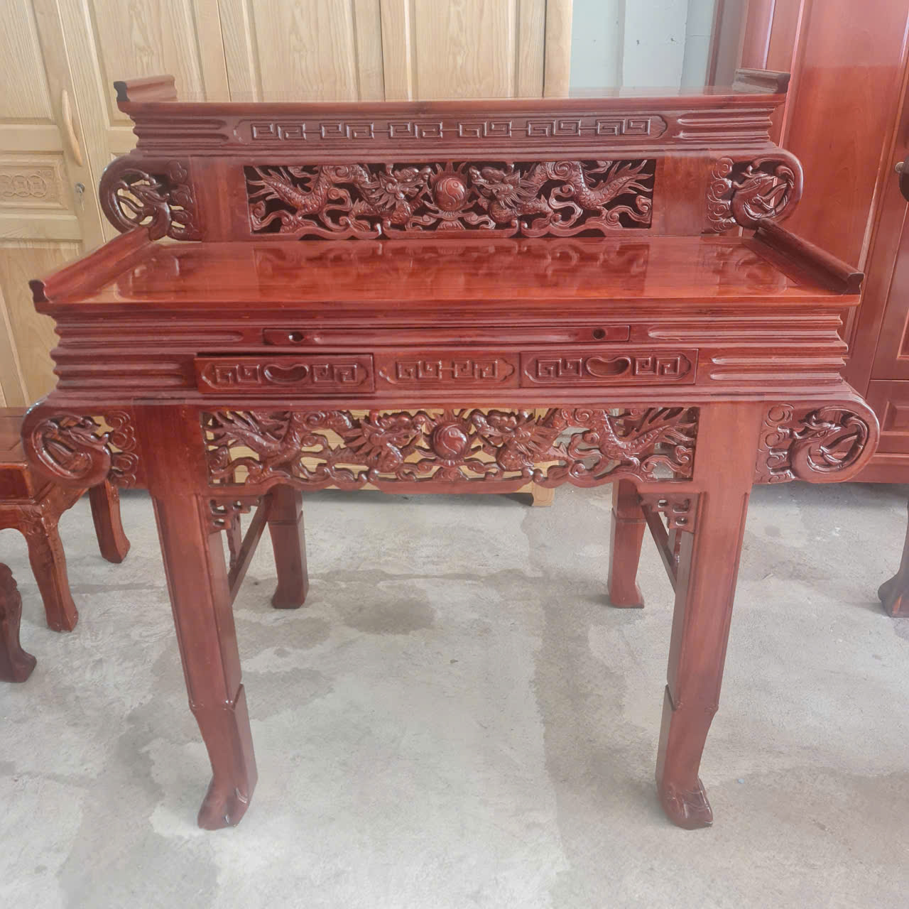 Nghi thờ gỗ căm xe cuốn thư
